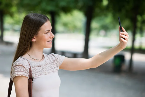 Ung Kvinna Som Använder Sin Mobiltelefon För Att Ett Foto — Stockfoto