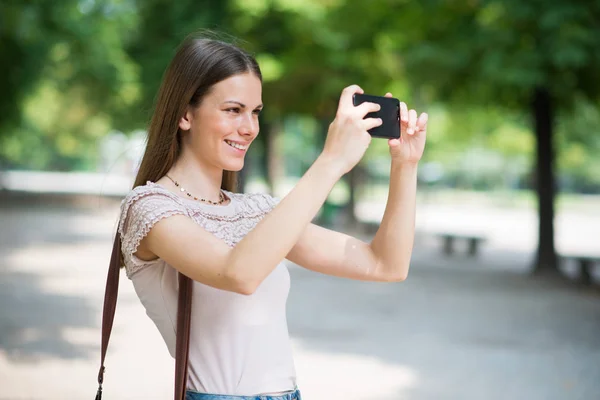 Mladá Žena Která Používá Svůj Mobil Aby Fotografovala — Stock fotografie