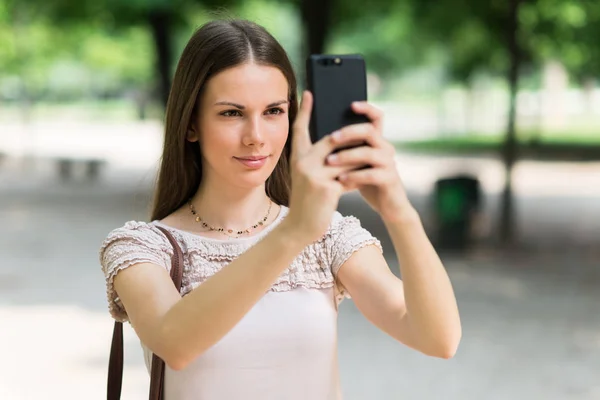 Ung Kvinna Som Använder Sin Mobiltelefon För Att Ett Foto — Stockfoto