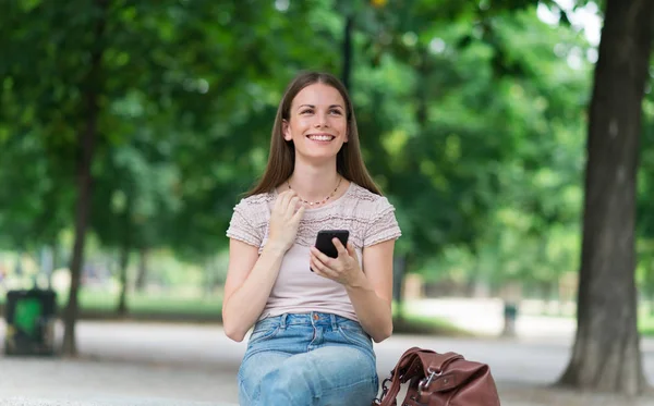 Gelukkig Vrouw Met Haar Mobiele Telefoon Een Park — Stockfoto