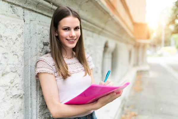 Porträt Einer Lächelnden Studentin Die Buch Schreibt — Stockfoto