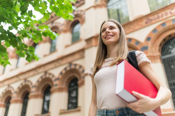 Retrato Uma Estudante Sorrindo Frente Sua Universidade — Fotografia de Stock