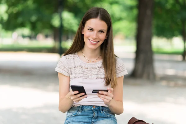 Vrouw Doet Online Winkelen Met Behulp Van Haar Creditcard Terwijl — Stockfoto