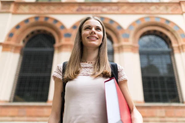 Portrait Une Étudiante Souriante Devant Son Collège — Photo