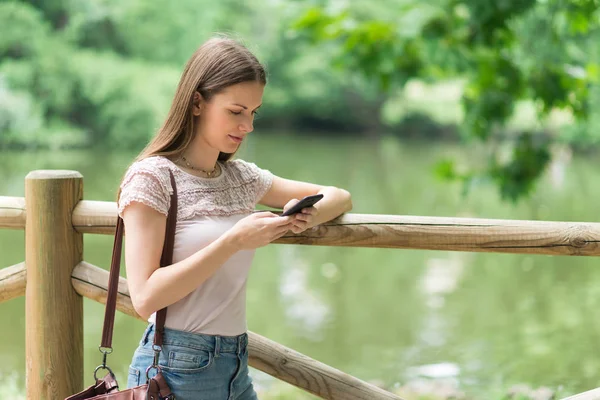 Jonge Vrouw Die Telefoon Gebruikt Een Park — Stockfoto