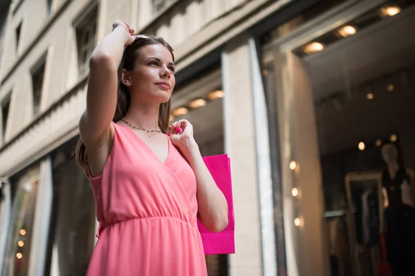 一个年轻的女人在一个奢华的城市街上购物 — 图库照片