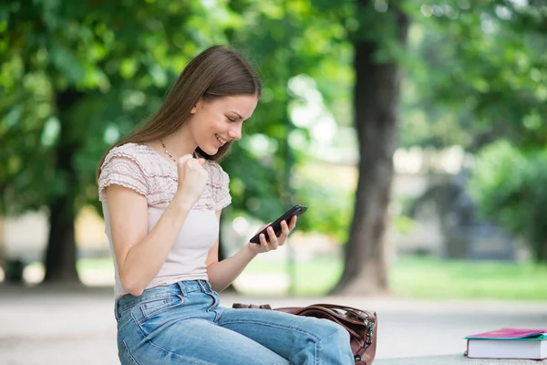 Femme Très Heureuse Regardant Son Téléphone Portable — Photo