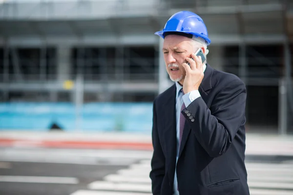 Arquiteto Gerente Falando Celular Frente Canteiro Obras — Fotografia de Stock