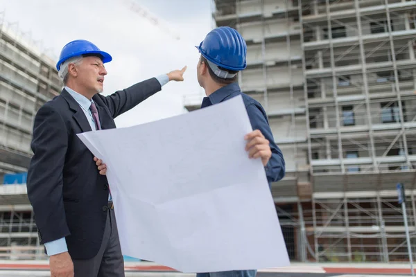 Arquitecto Explicando Qué Trabajo Hacer Administrador Del Sitio —  Fotos de Stock