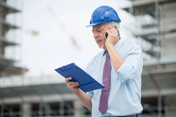 Építész Menedzser Beszél Cellphone Előtt Építkezésen — Stock Fotó