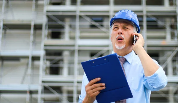 Mérnök Builder Építkezésen Beszélt Telefonon — Stock Fotó