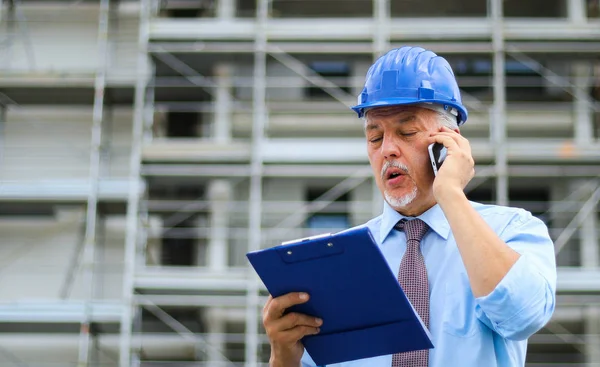 Ingenieur Bouwer Bouwplaats Praten Aan Telefoon — Stockfoto