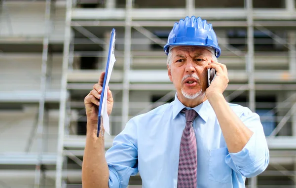 Engenheiro Sênior Irritado Gritando Telefone — Fotografia de Stock