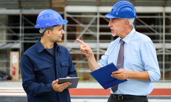 Zwei Architekten Überprüfen Baupläne Auf Baustelle — Stockfoto