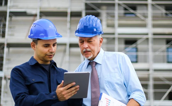 Dos Arquitectos Revisan Planos Edificios Obra —  Fotos de Stock