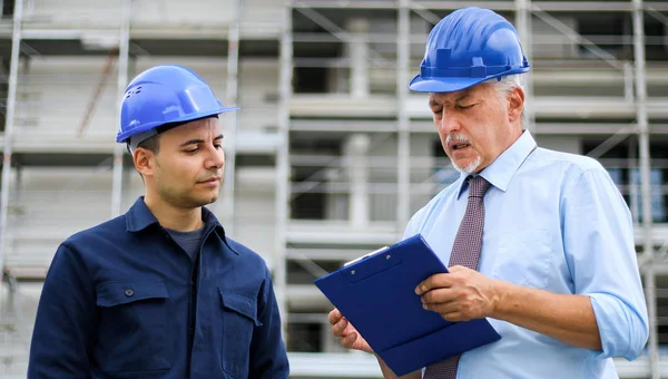 Zwei Architekten Überprüfen Baupläne Auf Baustelle — Stockfoto