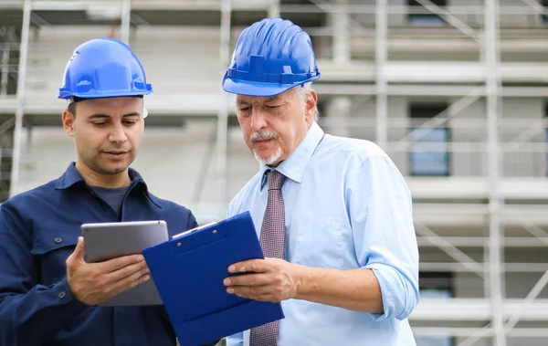 Two Architect Developers Reviewing Building Plans Construction Site — Stock Photo, Image