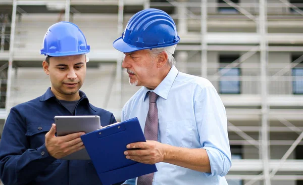 Zwei Architekten Überprüfen Baupläne Auf Baustelle — Stockfoto