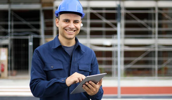 Jovem Engenheiro Homem Terno Capacete Trabalhando Tablet — Fotografia de Stock