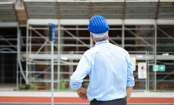 Vue Arrière Ingénieur Regardant Bâtiment Construction — Photo