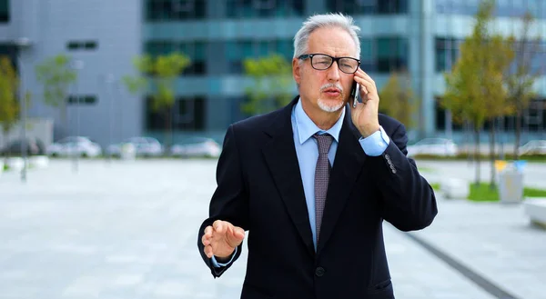 Senior Manager Aan Telefoon Walking Outdoor — Stockfoto