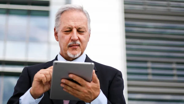 Senior Manager Mit Digitalem Tablet Freien — Stockfoto