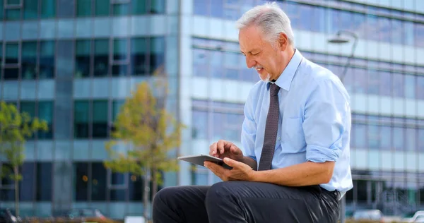Seniorchef Sitzt Mit Digitalem Tablet Freien Auf Bank — Stockfoto