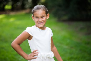 Gülümseyen güzel çocuk parkı