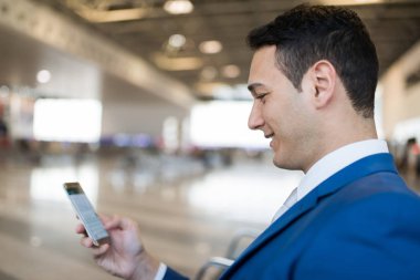 İş adamı cep telefonunu kullanıyor.