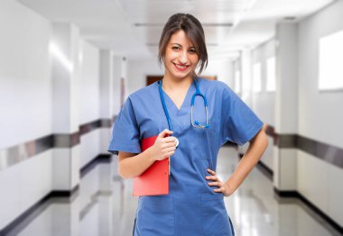 Kadın doktor hastanede. 
