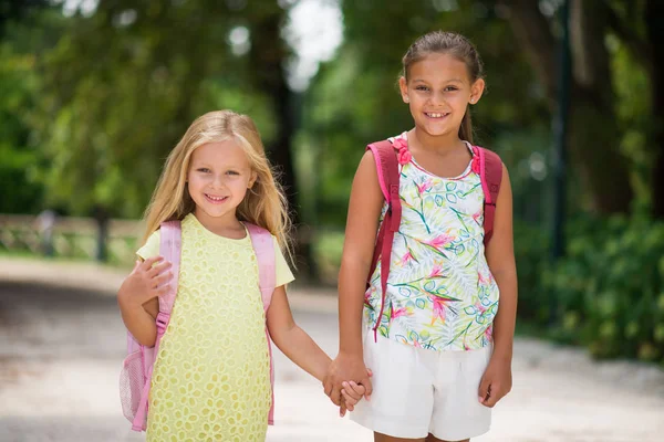 Crianças Felizes Indo Para Escola — Fotografia de Stock