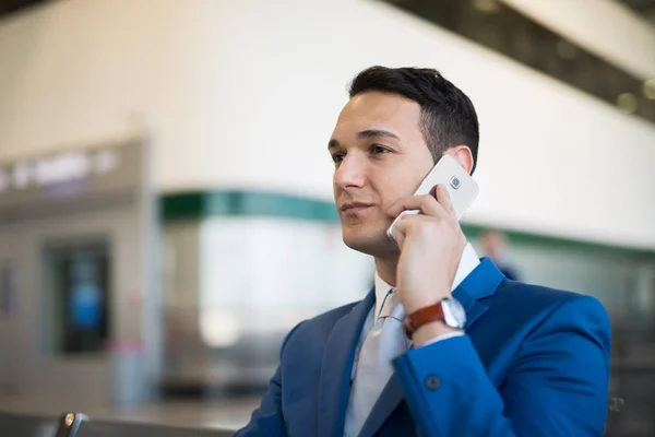 Üzletember Beszél Telefonon — Stock Fotó