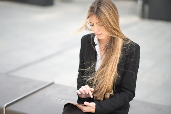 Forretningsdame Som Bruker Mobiltelefon – stockfoto