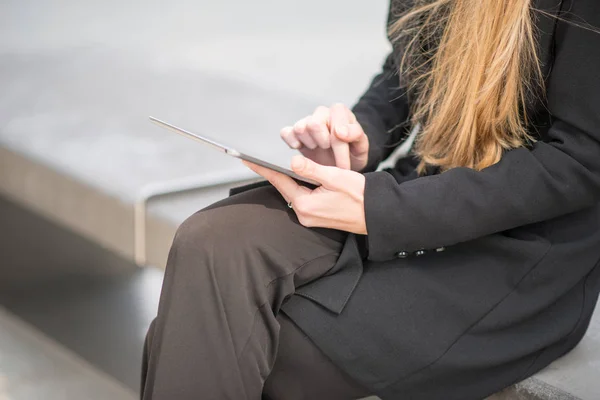 Détail Une Femme Affaires Utilisant Tablette Assise Sur Banc Dans — Photo