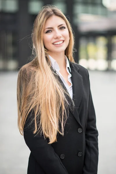 Sorridente Giovane Donna Affari Città — Foto Stock