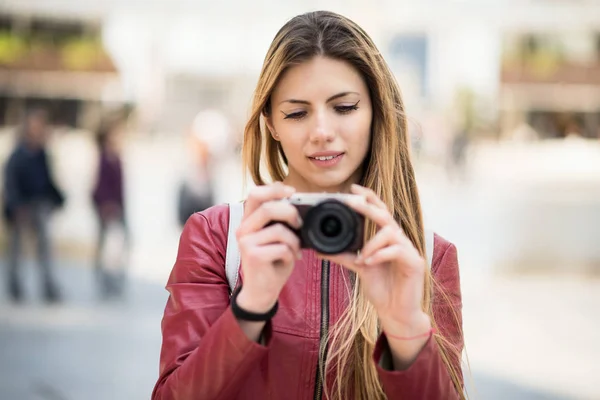 カメラを保持している若い女性の笑みを浮かべてください — ストック写真