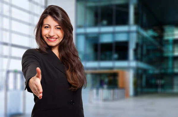 Jonge Vrouwelijke Manager Geeft Een Handdruk — Stockfoto