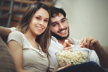 Onların evinde bir film izlerken Çift