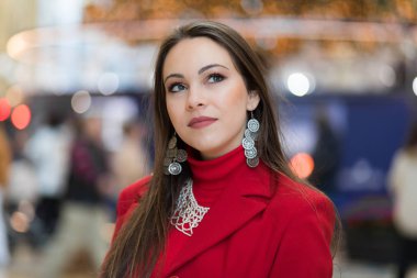 Düşünceli bir ifadeyle güzel bir genç kadın.