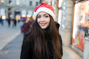 Genç kadın bir Noel kıyafeti ile alışveriş