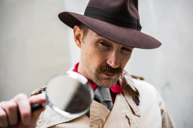 Bir büyüteç kullanarak Dedektif