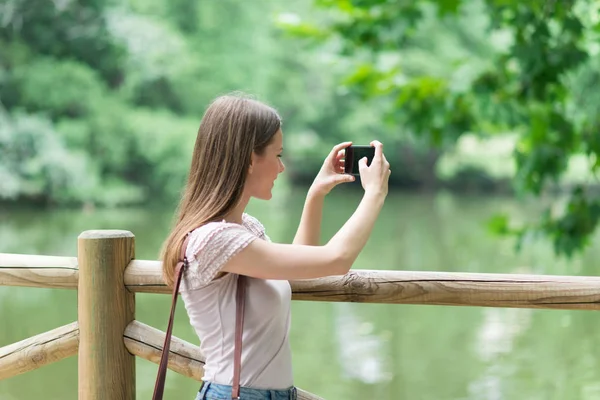 Jeune Femme Utilisant Son Téléphone Portable Pour Prendre Une Photo — Photo