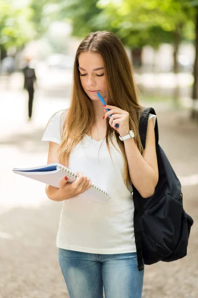 Leende Student Läsning Parken — Stockfoto