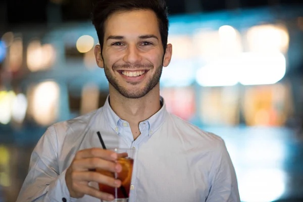 Mladý Muž Drží Drink Nočním Klubu — Stock fotografie