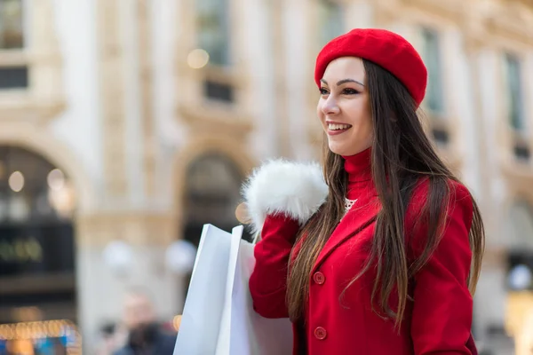 Wanita Muda Dengan Tas Belanja Milan Italia — Stok Foto