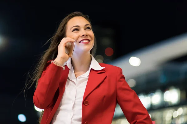 Retrato Uma Jovem Mulher Conversando Telefone Livre Cidade Final Noite — Fotografia de Stock