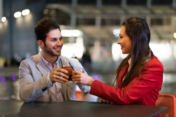 Amigos Brindar Vasos Aire Libre Por Noche —  Fotos de Stock