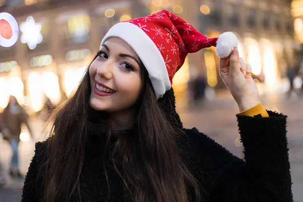 Jonge Vrouw Winkelen Met Een Kerst Outfit — Stockfoto