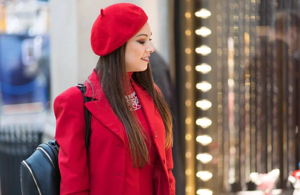 Mooie Jonge Vrouw Een Rode Jurk Boodschappentassen Houden Controleren Van — Stockfoto