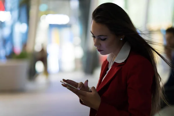 Kobieta Korzystająca Smartfona Wieczorem Świeżym Powietrzu Nowoczesnym Otoczeniu Miasta — Zdjęcie stockowe